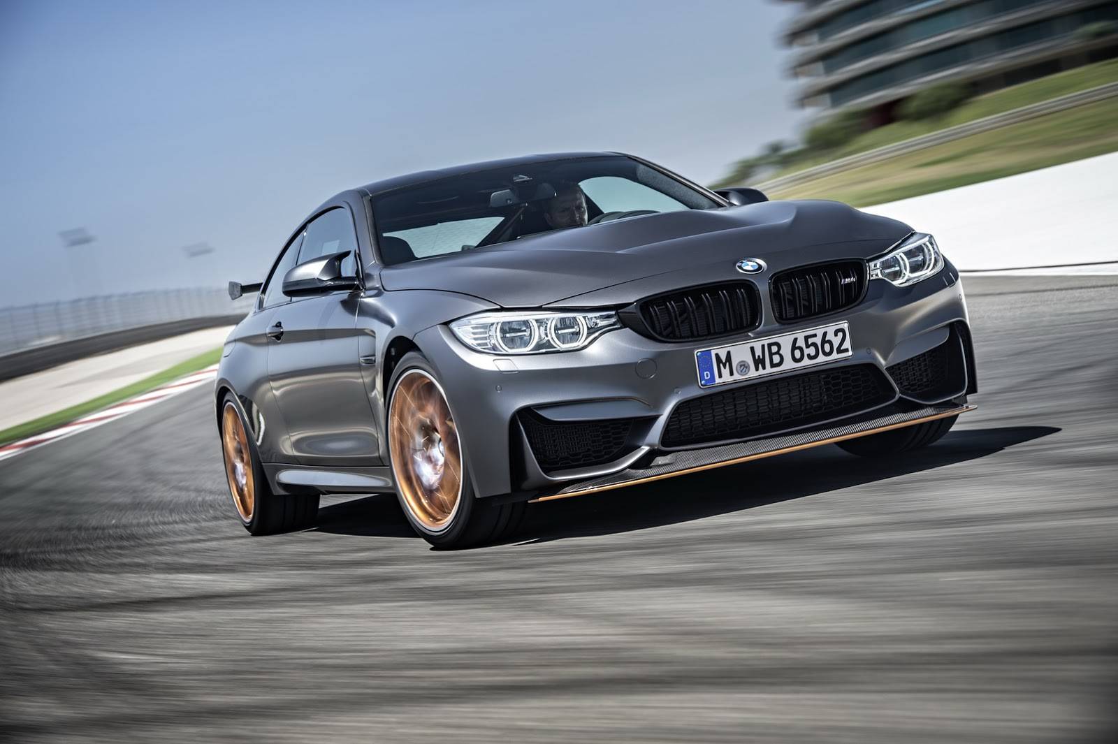 Будущие модели BMW M могут получить гибридную технологию - 1