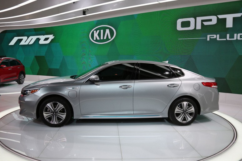 Kia привезла в Чикаго две новые гибридные Optima