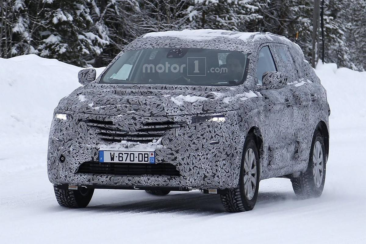 Семиместный внедорожник Renault Maxthon заметили на зимних тестах - 1