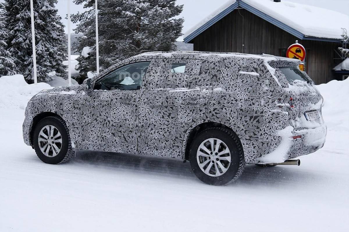 Семиместный внедорожник Renault Maxthon заметили на зимних тестах - 2