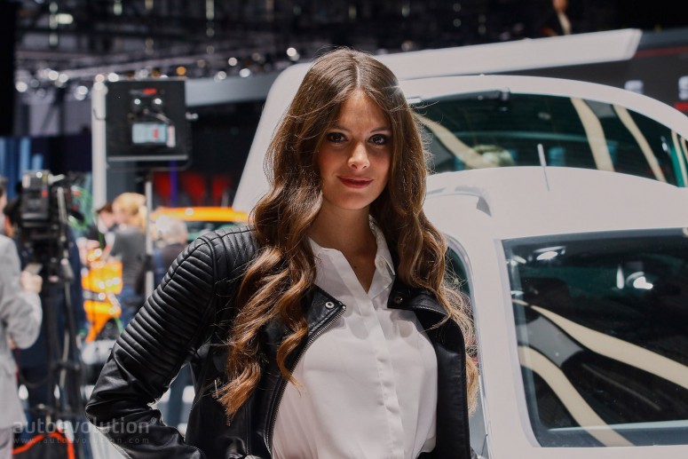 Самые очаровательные девушки Женевского автосалона 2016