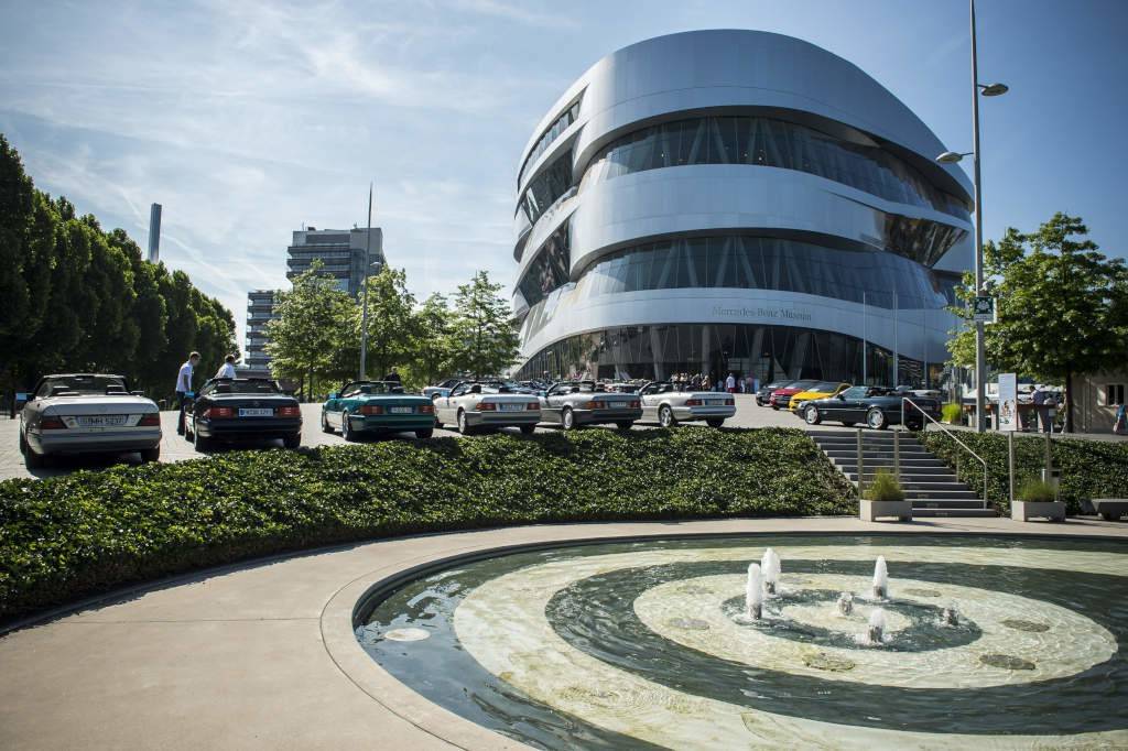 Mercedes подготовил для сотрудников BMW подарок - 1