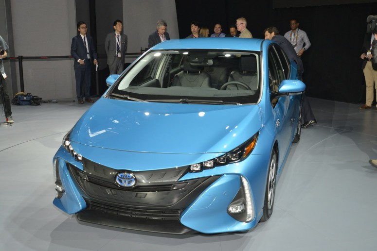 Новый гибрид Toyota Prius Prime оснастили большим экраном