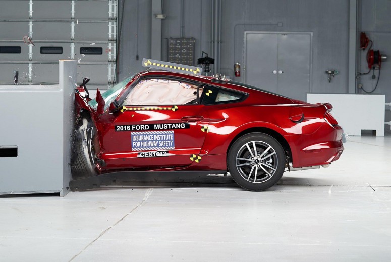 Результаты краш-тестов маслкаров расстраивают: Mustang, Camaro и Challenger