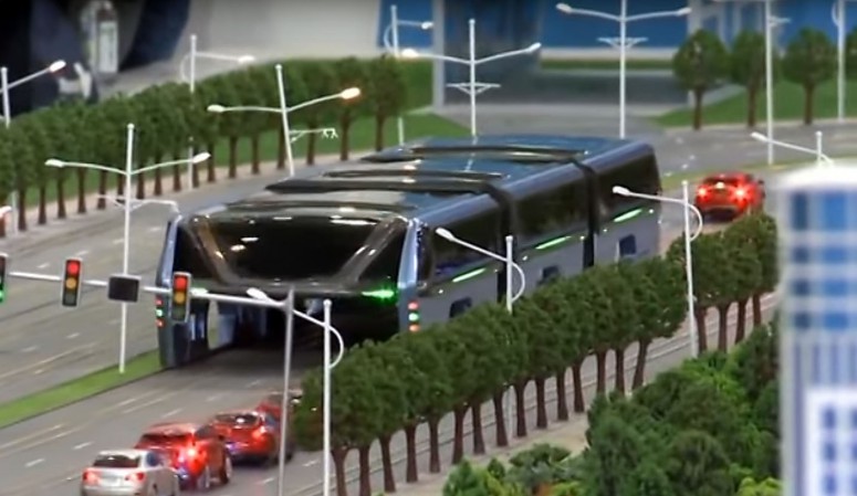 Китайский 1400-местный автобус на ходулях получил второй шанс [видео]