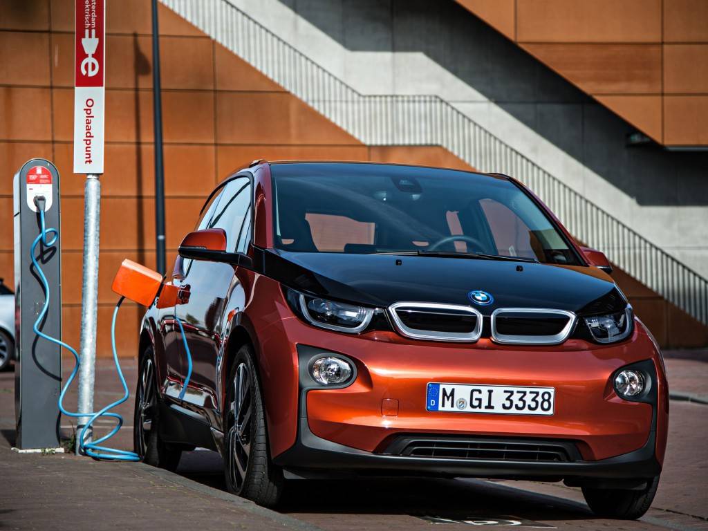 BMW: разработка электромобилей уходит на второй план - 1