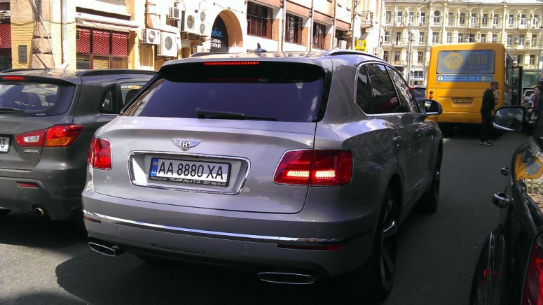 По Киеву уже ездит первый внедорожник Bentley: фото