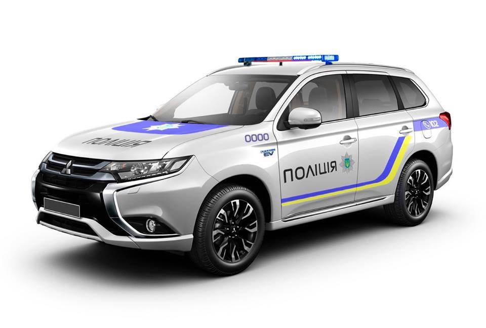 Полиции Украины подарили 600 гибридных кроссоверов Mitsubishi Outlander - 1