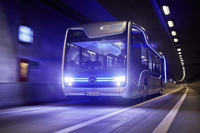 «Мерседес» показал автобус будущего: видео