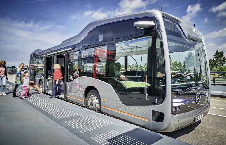 «Мерседес» показал автобус будущего: видео
