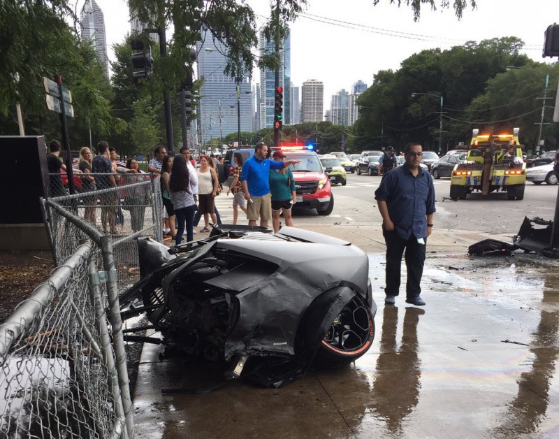 Lamborghini Huracan разорвало на две части. Водитель выжил