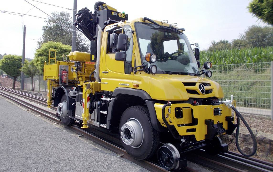 Грузовик Unimog может ездить по железной дороге - 3