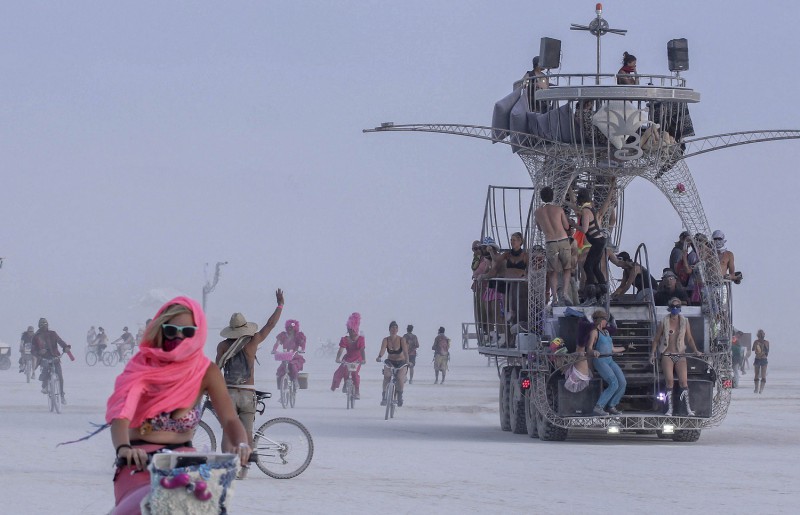 Невероятные автомобили на арт-фестивале Burning Man 2016 (25 фото)