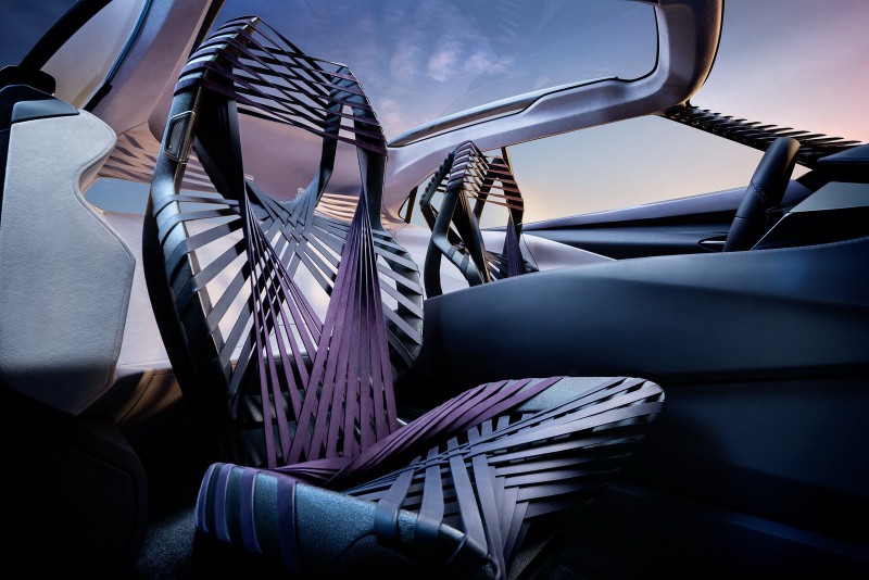 В концепте Lexus сиденья изготовлены на основе синтетического паучьего шелка
