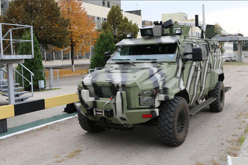 Беспилотный бронированный автомобиль «КрАЗ» испытали на полигоне: видео