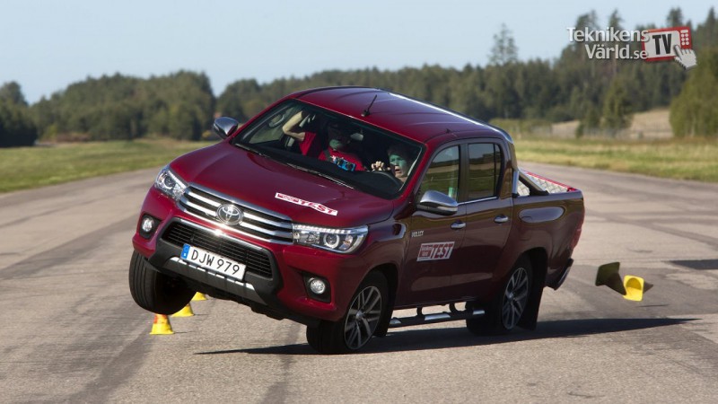 Пикап Toyota Hilux 2016 опять провалил «лосиный тест» (видео)