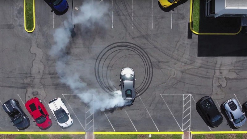 Дрифт вокруг дилерского центра Lamborghini на Huracan (видео)