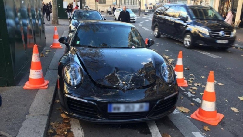 Во Франции саперы по ошибке подорвали Porsche 911