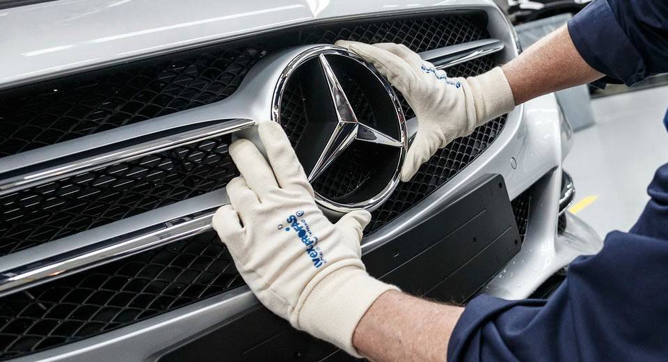 Daimler уволил топ-менеджера за расистские высказывания - 1