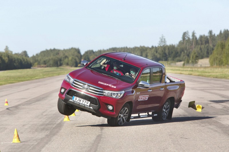 Пикап Toyota Hilux модифицировали после провала «лосиного» теста [видео]