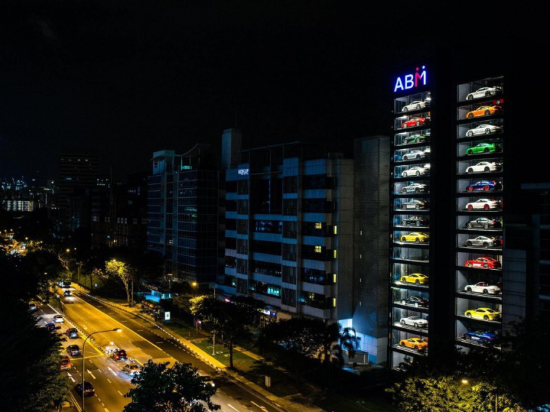 В Сингапуре открыли один из самых необычных дилерских центров в мире