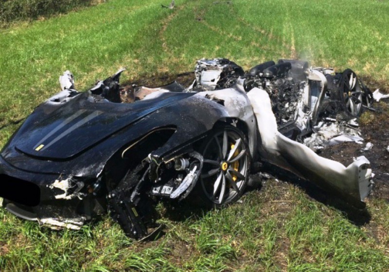 Владелец уничтожил Ferrari через час после покупки