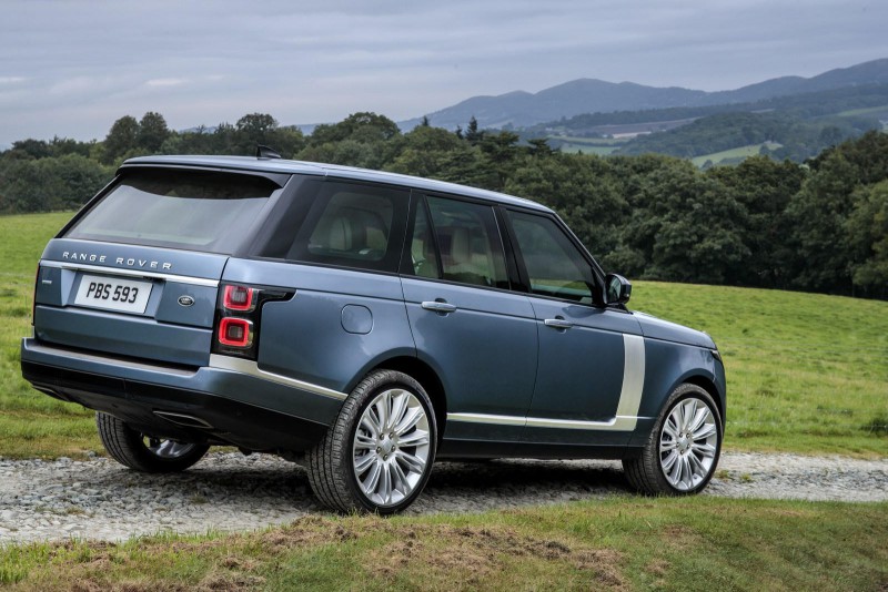 Обновленный 2018 Range Rover получил гибридную технологию и больше роскоши