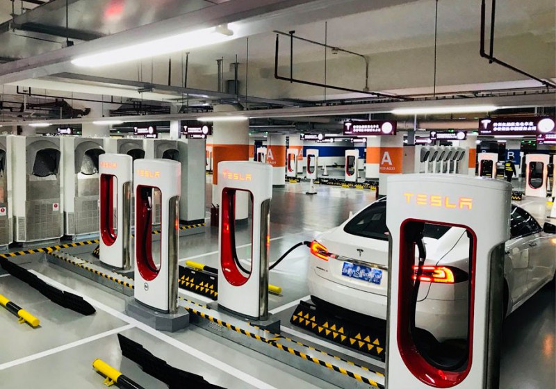 Tesla установила сразу 50 зарядок в подземном паркинге бизнес-центра