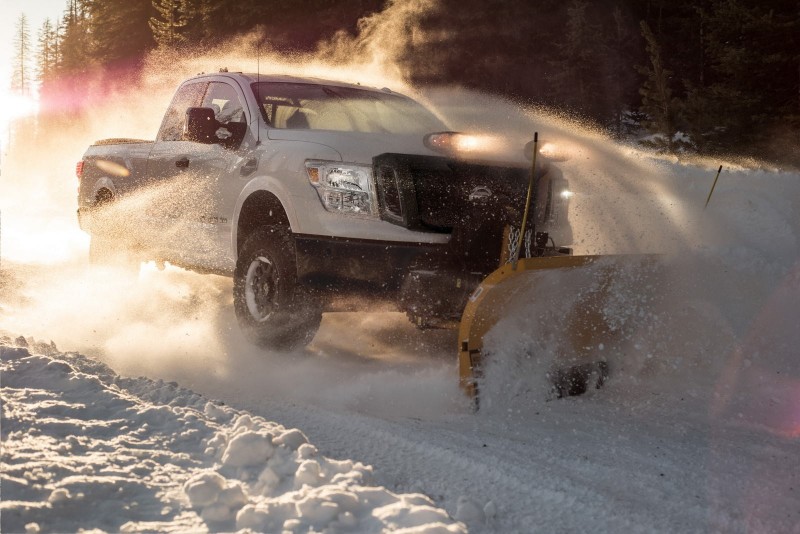 Пикап 2018 Nissan Titan XD к зиме обзавелся снегоочистительной лопатой