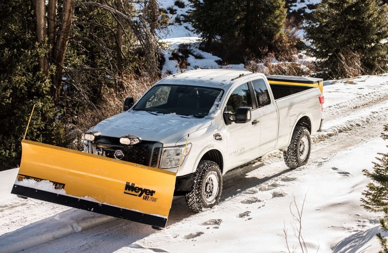 Пикап 2018 Nissan Titan XD к зиме обзавелся снегоочистительной лопатой