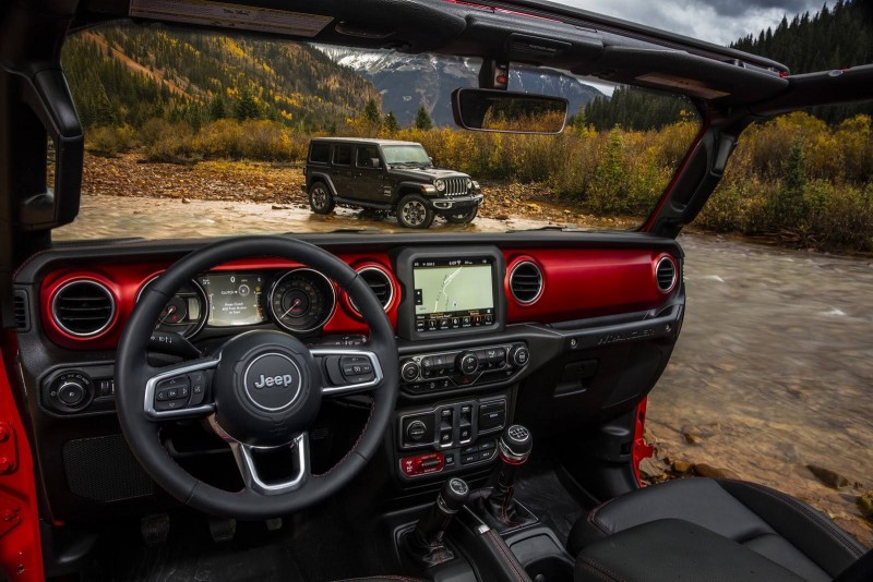 Новый 2018 Jeep Wrangler показал свой интерьер