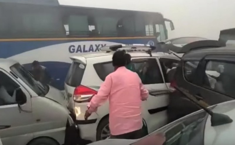 Туман в Индии стал причиной столкновения 24 автомобилей [видео]