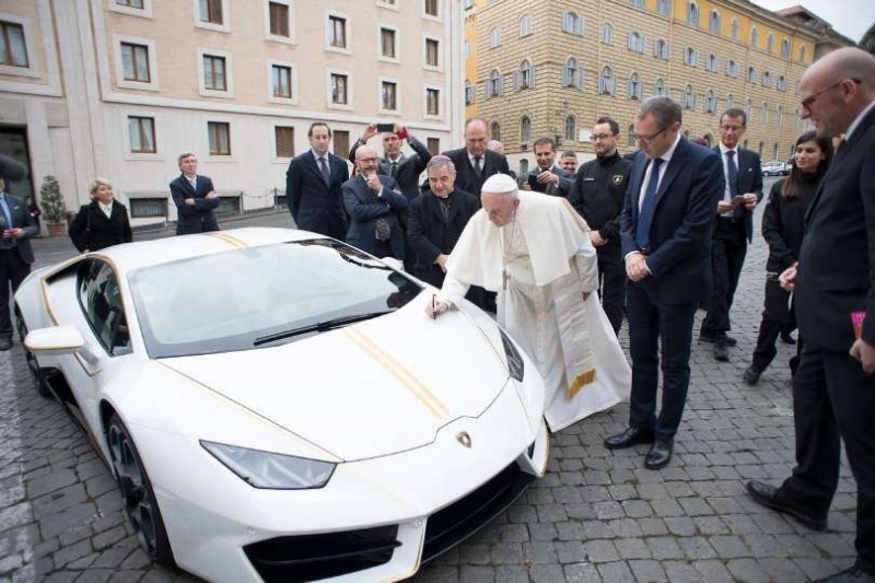 Lamborghini Huracan, подаренный Папе Франциску, пойдет на благотворительность
