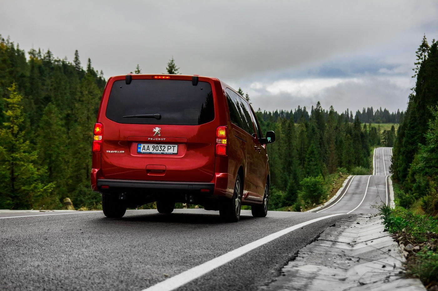 Тест-драйв минивэна Peugeot Traveller: диван на колёсах