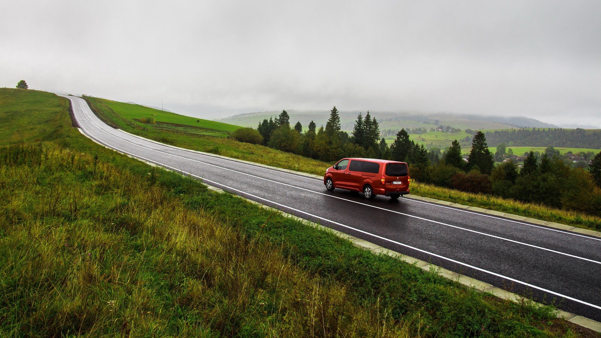 Тест-драйв минивэна Peugeot Traveller: диван на колёсах