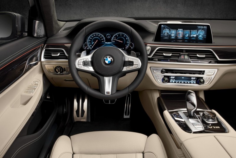BMW M760Li xDrive откажется от двигателя V12