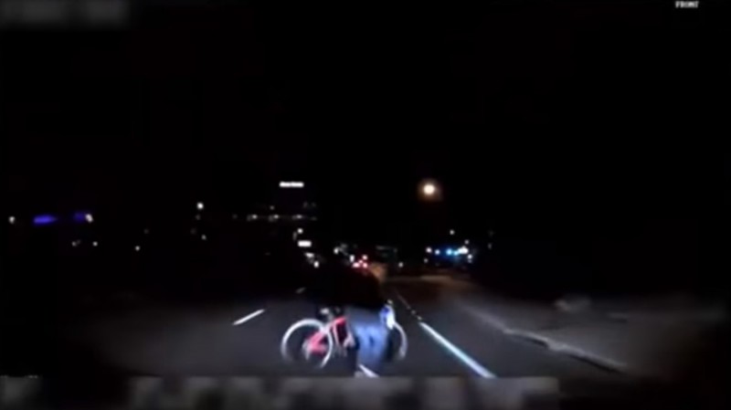 Появилось видео, как автопилот Uber сбил пешехода