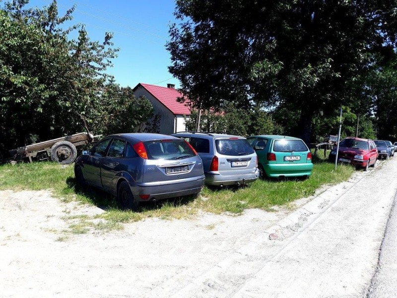 На границе с Украиной село превратили в свалку брошенных автомобилей
