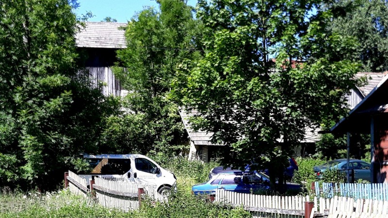 На границе с Украиной село превратили в свалку брошенных автомобилей