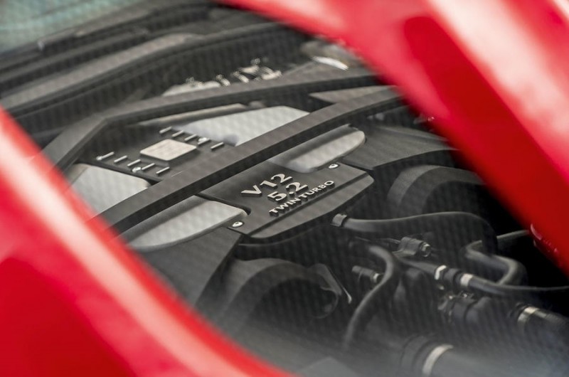 2019 Aston Martin DBS Superleggera идет конкурировать с Ferrari 812