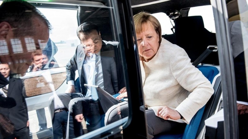 Ангела Меркель с Премьером Китая прокатились на автономном VW SEDRIC [видео]