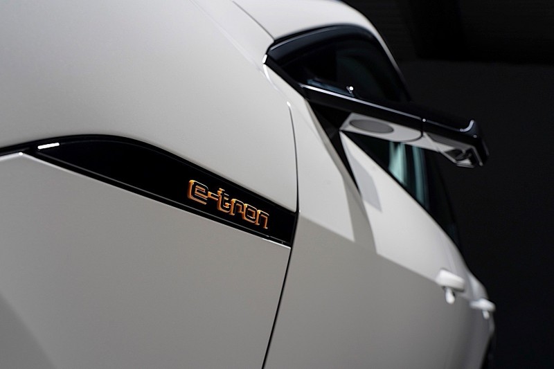 Audi e-tron: выход на рынок задерживается
