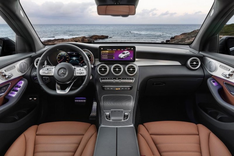 2020 Mercedes GLC получил новые технологии и обновленный стиль
