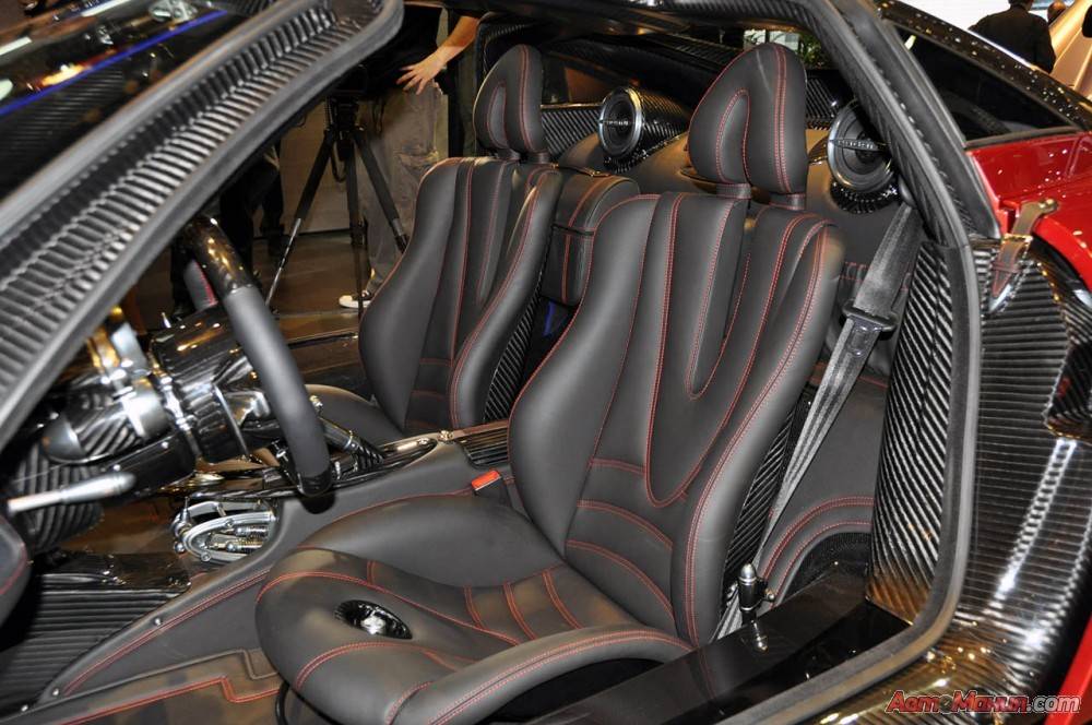 Pagani Huayra лучше смотрится в красном цвете: Женева 2011 - 19