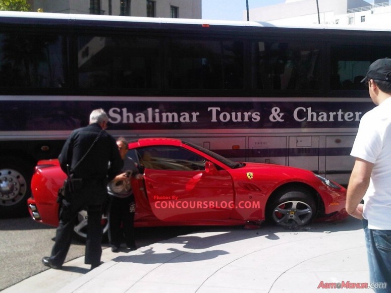 Авария с Ferrari California: Автобус, Лос-Анджелес [видео & 11 фото]