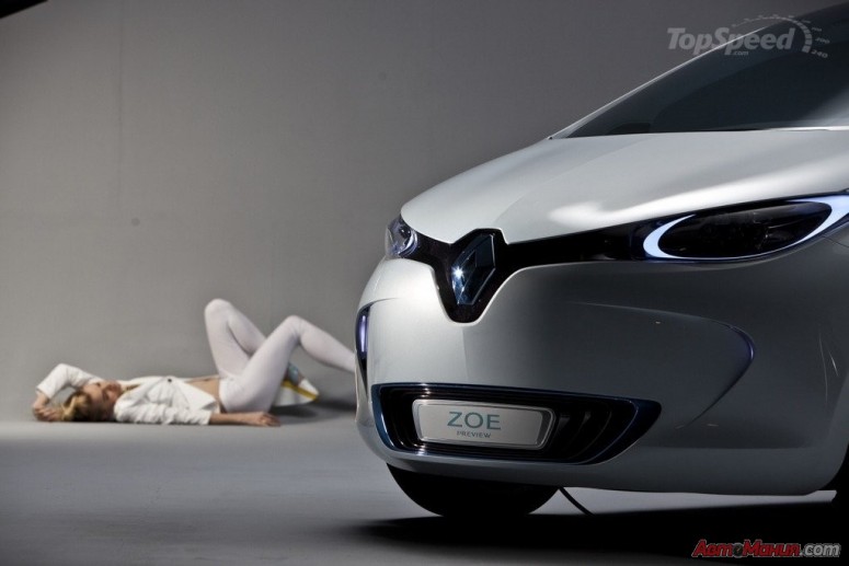Красивая модель на фоне концепта Renault Zoe ZE