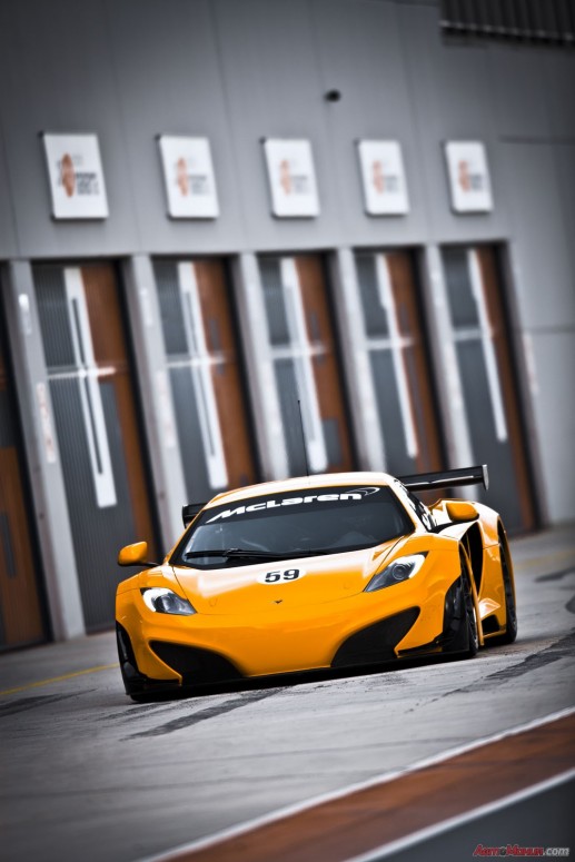 Гоночный McLaren MP4-12C GT3: полная спецификация [фото & видео]