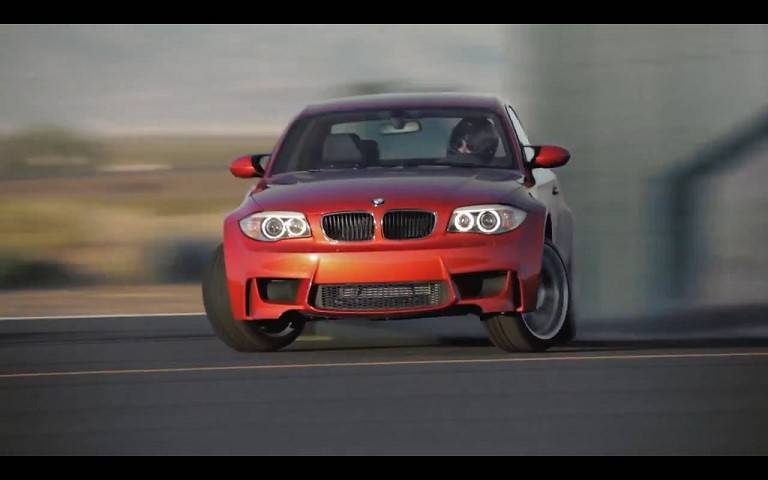 Реклама BMW 1 Series M купе: дрифт на аэродроме - 1