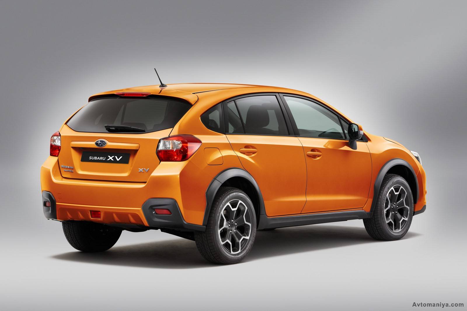 Subaru представила компактный кроссовер - 3