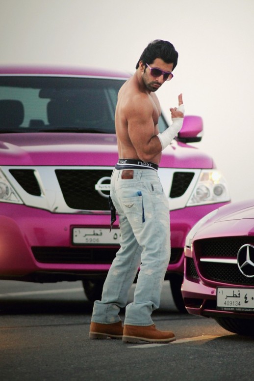 Гомосексуальный Mercedes SLS: цвет розовый